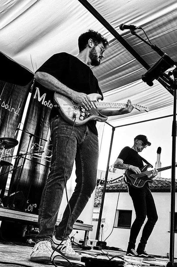 Tocando la guitarra en un escenario al aire libre