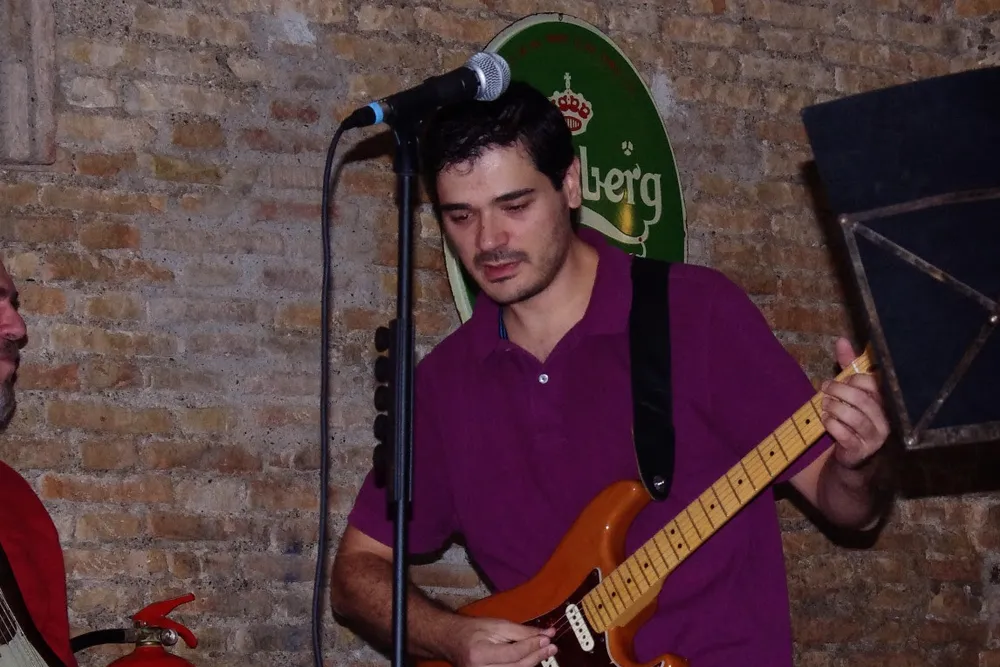 Tocando en un bar