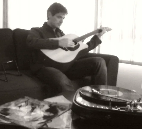 Con la guitarra acústica en casa