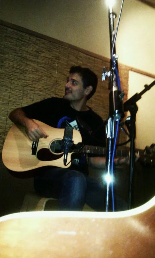 Con la acústica y el micro