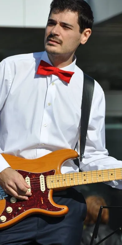 Tocando con pajarita roja